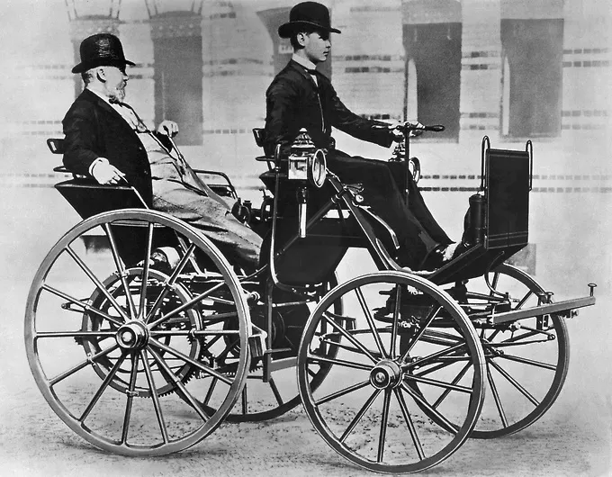 Gottlieb Daimler e Wilhelm Maybach projetaram o automóvel em 1885