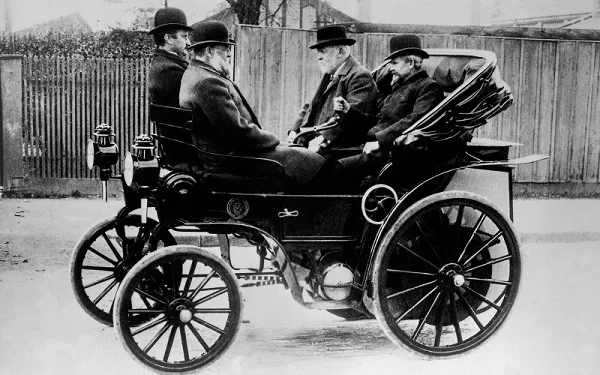 Carro acionado por correia de Gottlieb Daimler, 1895