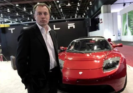 Elon Musk com Tesla Roadster em 2008