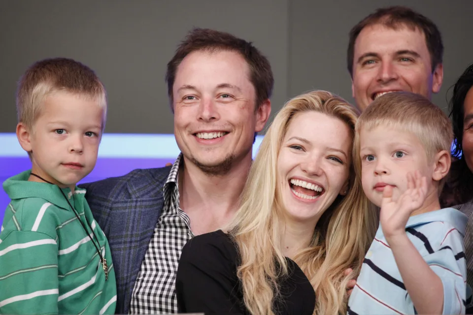 Elon Musk com a ex-esposa Talulah Riley e seus filhos gêmeos
