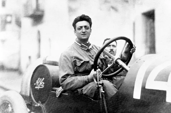 Enzo Ferrari retrato de corrida 1918