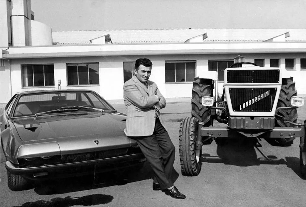 Ferruccio Lamborghini com um Jarama e um trator de sua marca, 1970