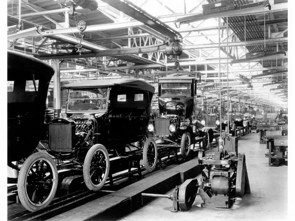 Primeira linha de montagem em movimento Ford 1913