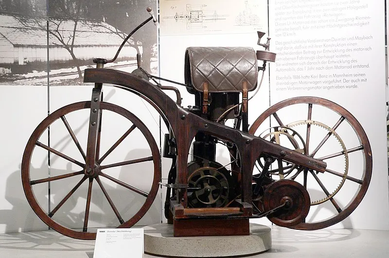 Gottlieb Daimler e Wilhelm Maybach projetaram o Reitwagen em 1885
