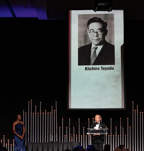 Cerimônia de posse de Kiichiro Toyoda para o Automotive Hall of Fame 1994
