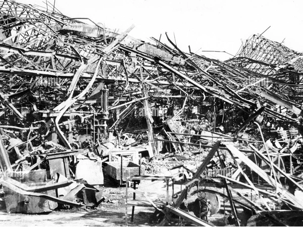 Fábrica da Renault após o bombardeio britânico de 1943