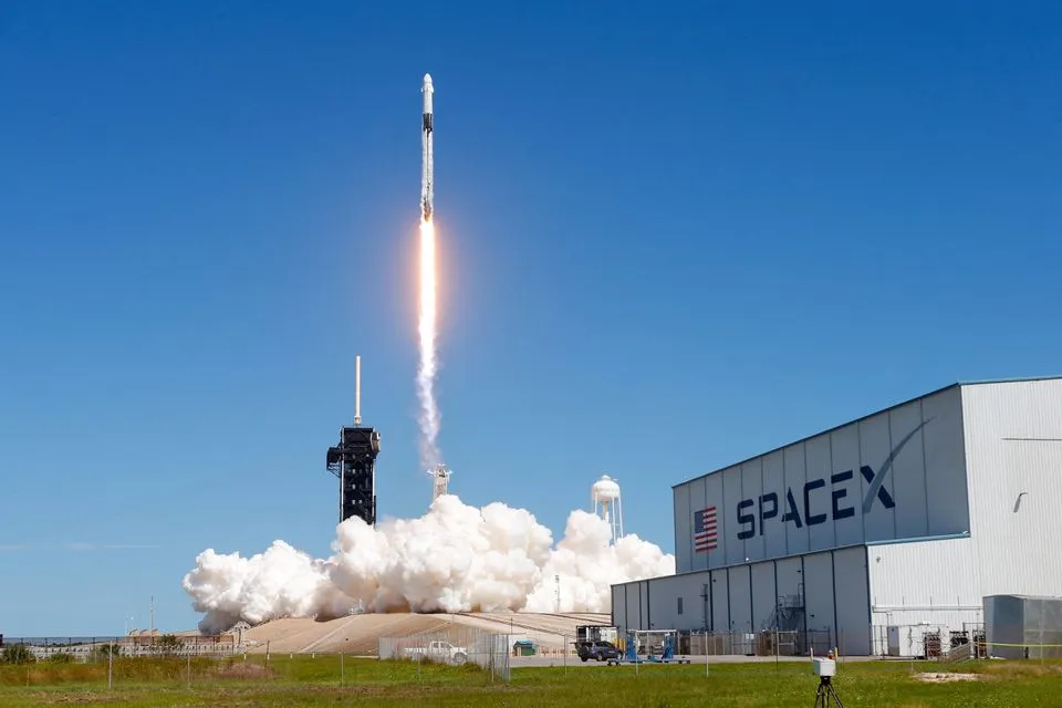 Foguete SpaceX Falcon 9 com módulo Dragon é lançado