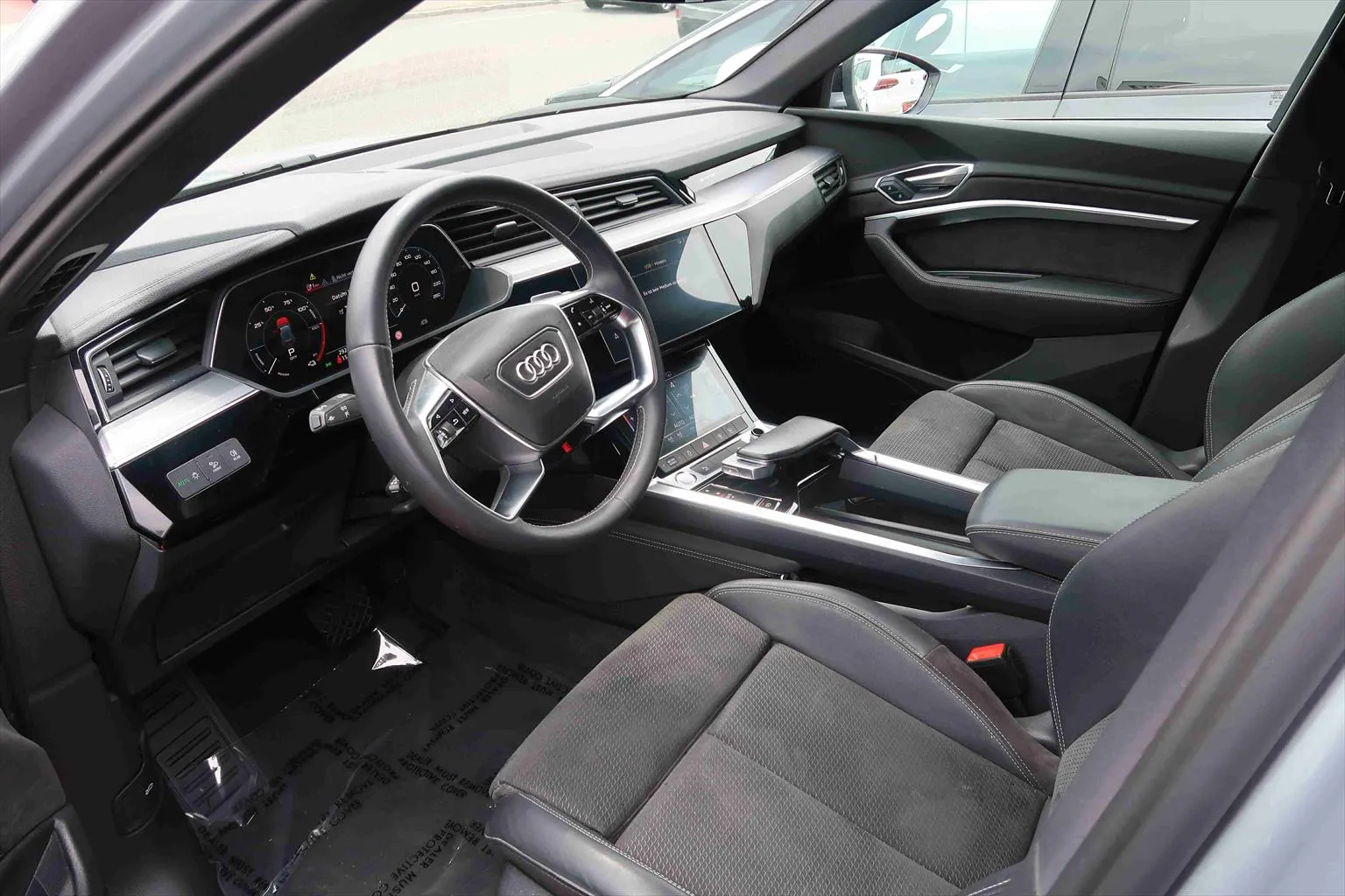 Audi e-tron 55 S-Line Advanced quattro Spezial Elektro  Image 6