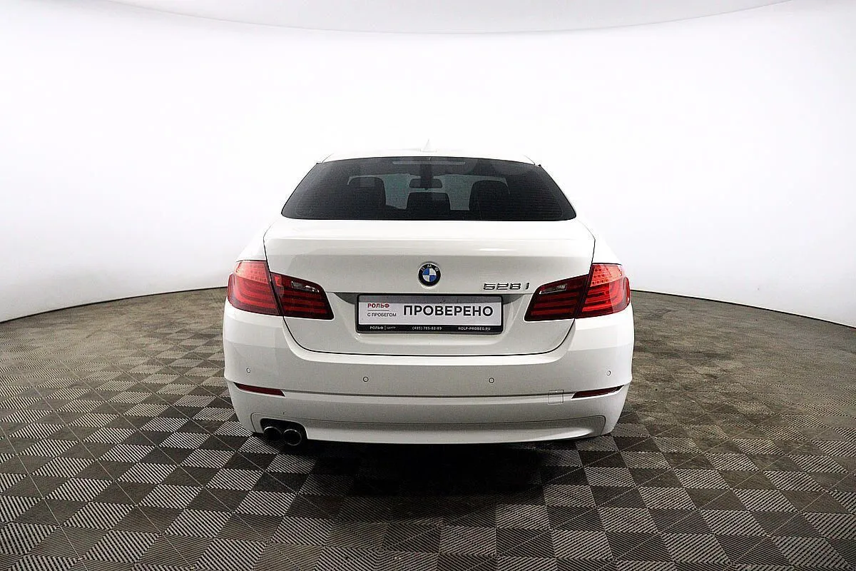 BMW 5-Series  Image 6