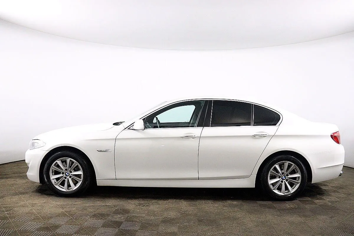 BMW 5-Series  Image 8