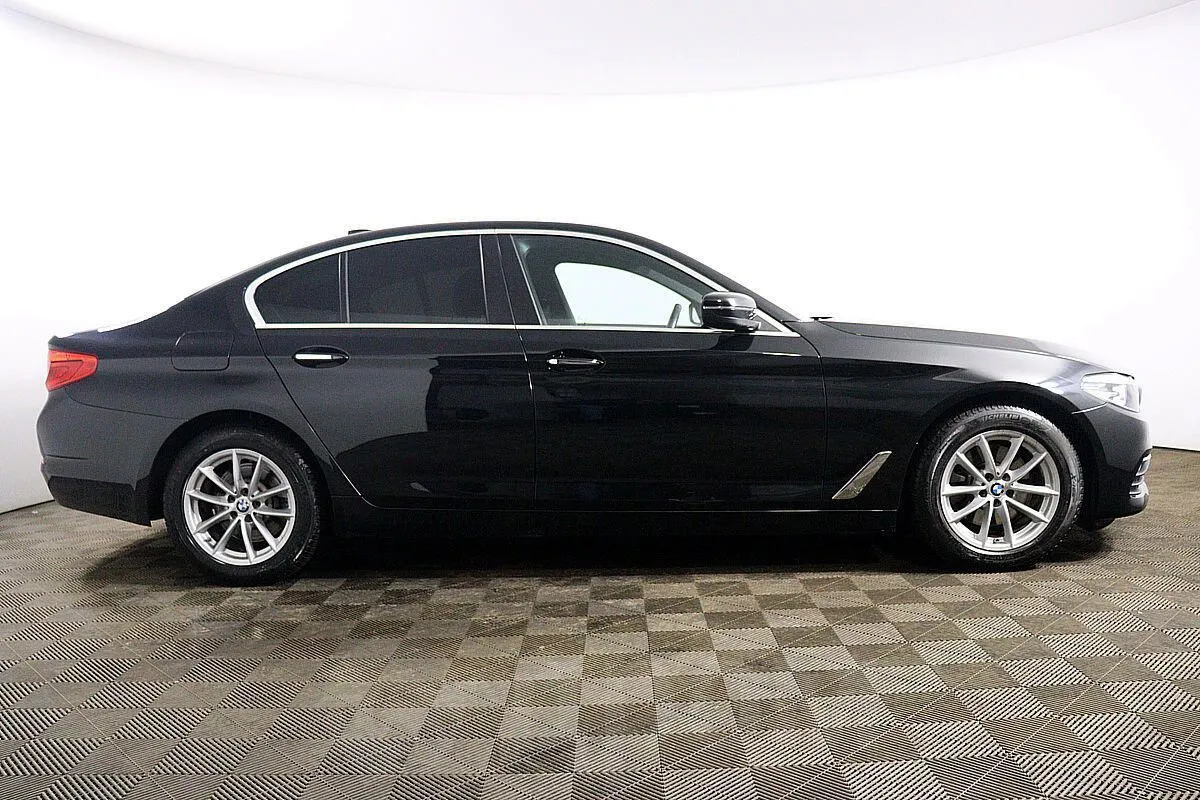 BMW 5-Series  Image 4