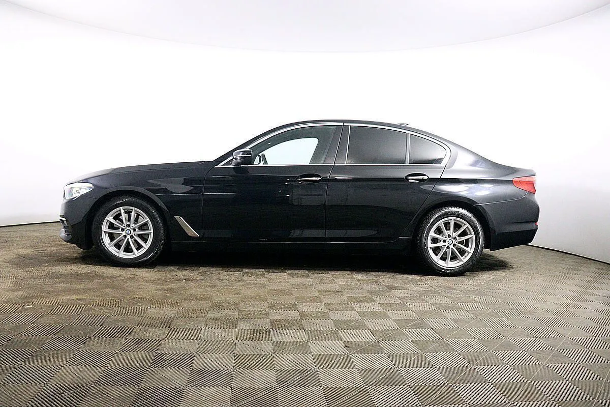 BMW 5-Series  Image 8